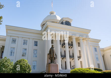 Alabama State Capitol Building in Montgomery, Alabama con statua di Jefferson Davis in primo piano Foto Stock