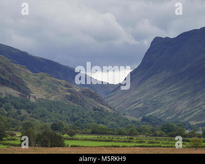 Nuvole edificio su Honister Pass e Fleetwith Pike nel Lake District inglese, UK. Foto Stock