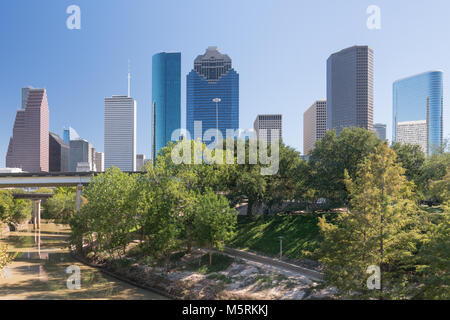 Houston, Texas skyline della città lungo il Buffalo Bayou Foto Stock