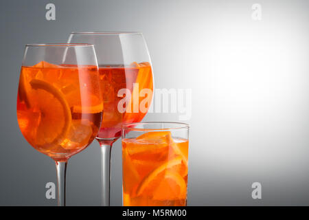 Estate debolmente rinfrescante cocktail alcolico Aperol spritz in un Foto Stock