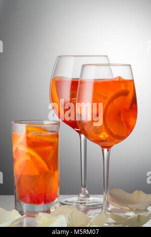 Estate debolmente rinfrescante cocktail alcolico Aperol spritz in un Foto Stock