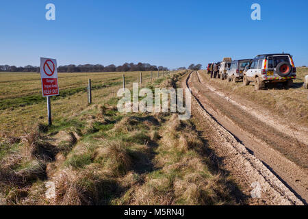 I veicoli fuoristrada sulle pubbliche Byway con segnaletica di pericolo di avvertimento di cottura dal vivo. Salisbury Plain, Wiltshire, Inghilterra. Foto Stock