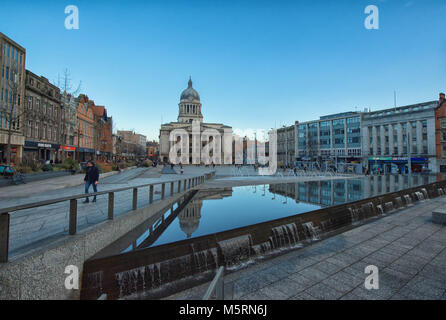 La piazza principale del mercato, Nottingham Consiglio costruzione Casa dietro. Foto Stock