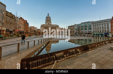 La piazza principale del mercato, Nottingham Consiglio costruzione Casa dietro. Foto Stock