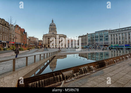 La piazza principale del mercato, Nottingham Consiglio costruzione Casa dietro. Foto Stock