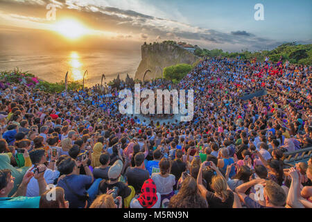 I turisti a guardare il tramonto con uno stile Balinese tradizionale danza Kecak Bali Indonesia Foto Stock