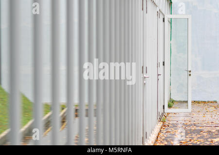 Il lungo corridoio delle porte Foto Stock