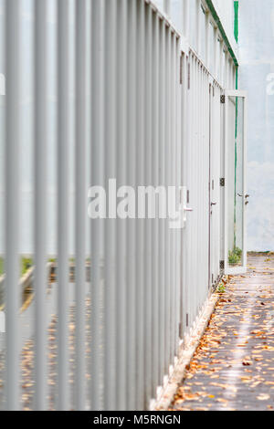 Il lungo corridoio delle porte Foto Stock