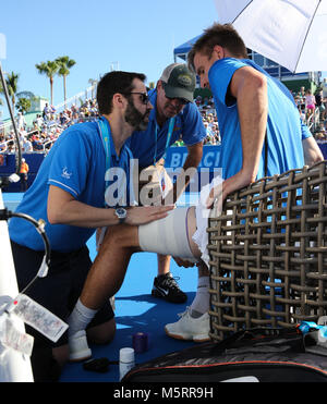 Delray Beach, Florida, Stati Uniti d'America. Il 25 febbraio, 2018. Peter Gojowczyk, della Germania, riceve attenzione medica per un lesioni posteriori della coscia durante il match finale contro Francesca Tiafoe, degli Stati Uniti, del 2018 Delray Beach Open ATP professional tennis tournament, giocato al Delray Beach Stadium e nel Centro Tennis in Delray Beach, Florida, Stati Uniti d'America. Francesca Tiafoe ha vinto 6-1, 6-4. Mario Houben/CSM/Alamy Live News Foto Stock