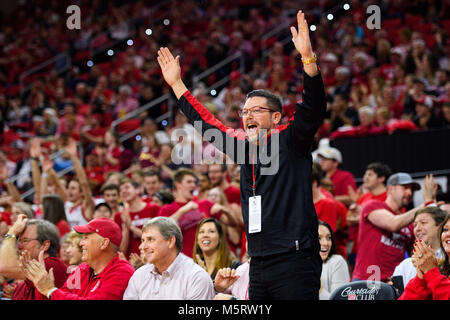 Raleigh, North Carolina, Stati Uniti d'America. Il 25 febbraio, 2018. Stato NC tifosi durante il NCAA College Basketball gioco tra la Florida State Seminoles e NC Wolfpack stato al PNC Arena di domenica 25 febbraio 2018 in Raleigh, NC. Credito: Cal Sport Media/Alamy Live News Foto Stock