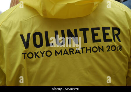 Il Giappone. Il 25 febbraio, 2018. Tokyo Maraton voluntiers attendono le guide passano da durante la Maratona di Tokyo 2018 a Tokyo in Giappone. Domenica 25 Febbraio, 2018. Foto di: Ramiro Agustn Vargas Tabares Credito: Ramiro Agustin Vargas Tabares/ZUMA filo/Alamy Live News Foto Stock