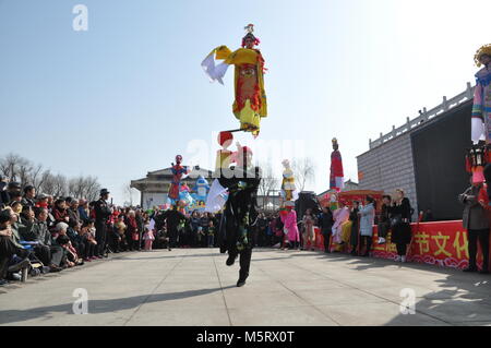 Febbraio 23, 2018 - Xi'an, Xi'an, Cina - Xi'an, Cina-23rd Febbraio 2018: Bambini in cinese tradizionale costumi messo su prestazioni folk su stick a un tempio fair durante il Nuovo Anno Cinese a Xi'an, Cina nord-occidentale della provincia di Shaanxi. Credito: SIPA Asia/ZUMA filo/Alamy Live News Foto Stock