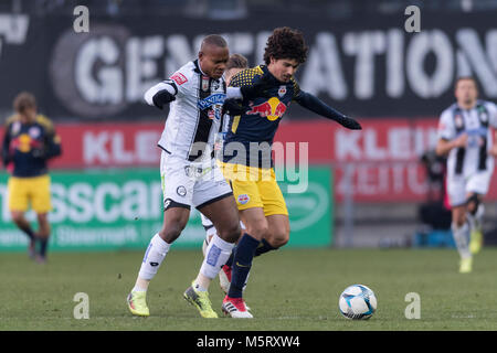 Andre Ramalho della Red Bull Salisburgo e Emeka Eze di Sturm Graz durante l'Austria " Bundesliga' match tra Sturm Graz 2-4 Red Bull Salisburgo a UPC-Arena il 25 febbraio 2018 a Graz, in Austria. Credito: Maurizio Borsari/AFLO/Alamy Live News Foto Stock