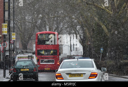 Turnpike Lane, Londra, Regno Unito. Il 26 febbraio 2018. Regno Unito Meteo. Bufere di neve inizia nel nord di Londra Credito: Matteo Chattle/Alamy Live News Foto Stock