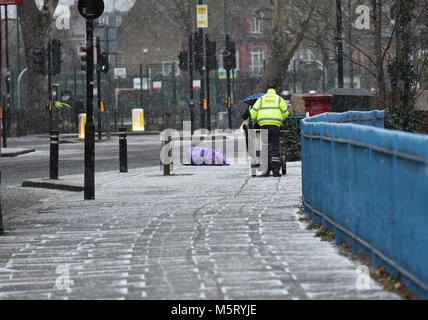 Turnpike Lane, Londra, Regno Unito. Il 26 febbraio 2018. Regno Unito Meteo. Bufere di neve inizia nel nord di Londra Credito: Matteo Chattle/Alamy Live News Foto Stock