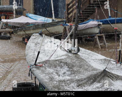 Sheerness, Kent, Regno Unito. 26 Febbraio, 2018. Regno Unito: Meteo la neve comincia a scendere nel Sheerness. Credito: James Bell/Alamy Live News Foto Stock