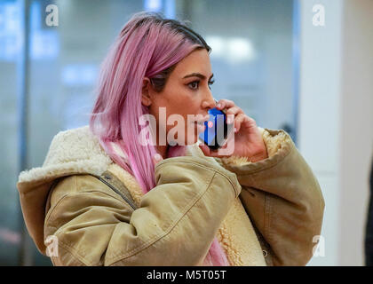 Tokyo, Giappone. 26 Febbraio, 2018. Kim Kardashian West è visto con i capelli rosa al suo arrivo a Tokyo Haneda International Airport. Credito: AFLO/Alamy Live News Foto Stock