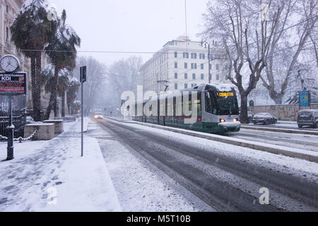 Roma, Italia. 26 Febbraio, 2018. I mezzi di trasporto pubblici sotto la neve in viale Trastevere Credito: marco varrone/Alamy Live News Foto Stock