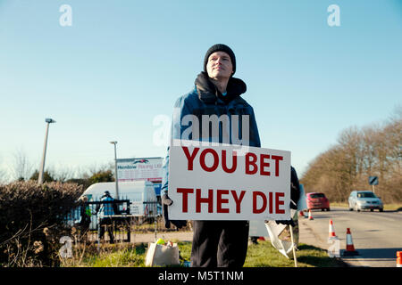 Anti-Greyhound Racing manifestanti e pro-racing contro-demo, Henlow Greyhound Stadium, letti. Foto Stock