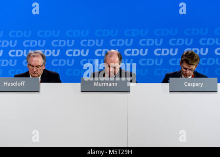 Berlino, Germania. 26 Febbraio, 2018. (L-R) il Ministro Presidente della Sassonia-Anhalt Reiner Haseloff (CDU), Tesoriere della CDU Philipp Murmann (CDU) e Daniel Caspary (CDU) durante il trentesimo congresso della CDU. La CDU voti oggi alla convenzione di partito a Berlino sulla coalizione accordo negoziato con la CSU e SPD. Credito: 20180226 Heine 30CDUParteitag 720.jpg/SOPA Immagini/ZUMA filo/Alamy Live News Foto Stock