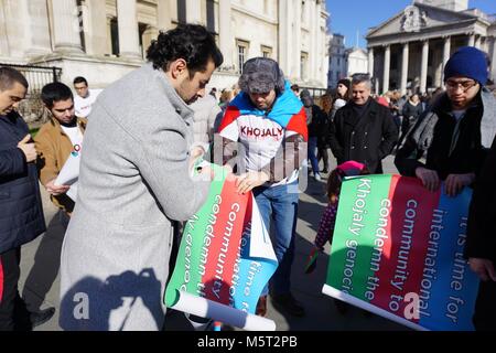 Londra, Regno Unito. Il 25 febbraio, 2017. La protesta e marzo al parlamento britannico circa l armeno-azerbaigiano di conflitto e il massacro di Khojaly Credito: Neil Watson/Alamy Live News Foto Stock