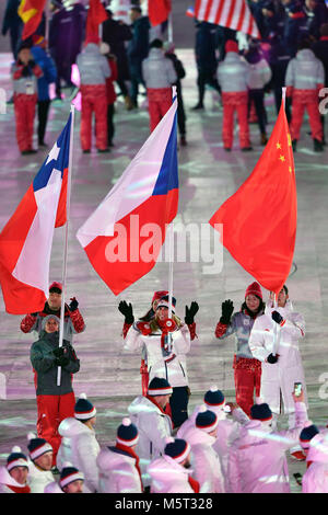 Pyeongchang, Repubblica di Corea. Il 25 febbraio, 2018. Snowboarder ceca Ledecka estere, centro porta la bandiera della Repubblica ceca durante la cerimonia di chiusura dei Giochi Invernali 2018 in Pyeongchang, Corea, 25 febbraio 2018. Credito: Michal Kamaryt/CTK foto/Alamy Live News Foto Stock