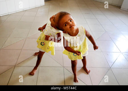 Dacca in Bangladesh. Il 26 febbraio, 2018. Ricollegate due gemelle Rabeya Islam e Islam Rokeya giocare presso un ospedale a Dhaka, nel Bangladesh. Taslima Khatun, un insegnante della scuola, ha dato una nascita del congiunto intitolato Gemelli il 16 Luglio 2016 dopo un taglio cesareo. I gemelli sono stati ammessi a Dhaka Medical College Hospital per esame prima della chirurgia potenzialmente per separare le loro teste. Credito: SK Hasan Ali/Alamy Live News Foto Stock