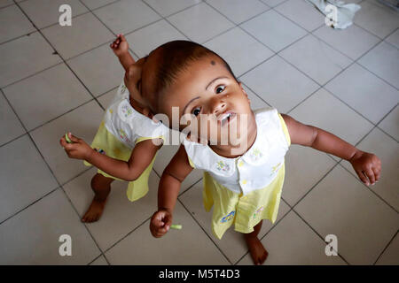 Dacca in Bangladesh. Il 26 febbraio, 2018. Ricollegate due gemelle Rabeya Islam e Islam Rokeya giocare presso un ospedale a Dhaka, nel Bangladesh. Taslima Khatun, un insegnante della scuola, ha dato una nascita del congiunto intitolato Gemelli il 16 Luglio 2016 dopo un taglio cesareo. I gemelli sono stati ammessi a Dhaka Medical College Hospital per esame prima della chirurgia potenzialmente per separare le loro teste. Credito: SK Hasan Ali/Alamy Live News Foto Stock