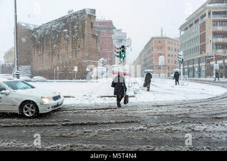 Roma, Italia. Il 26 febbraio, 2018. Persone battaglia il loro modo di lavorare in snow bound Roma. Credito: Stephen Bisgrove/Alamy Live News Foto Stock