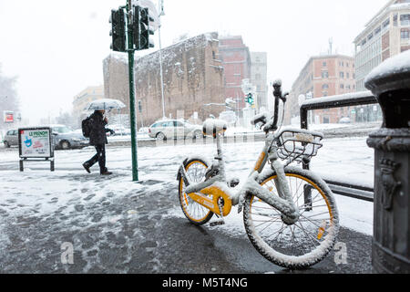 Roma, Italia. Il 26 febbraio, 2018. Persone battaglia il loro modo di lavorare in snow bound Roma. Credito: Stephen Bisgrove/Alamy Live News Foto Stock