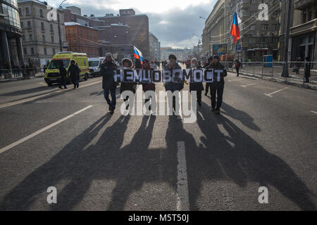 Mosca, Russia. Il 25 febbraio 2018. La gente a prendere parte in un mese di marzo in memoria del politico russo e il leader dell opposizione Boris Nemtsov alla vigilia del terzo anniversario della sua morte. Boris Nemtsov è stato ucciso il Bolshoi Moskvoretsky Bridge nella sera di febbraio 27, 2015. Credito: Victor Vytolskiy/Alamy Live News Foto Stock