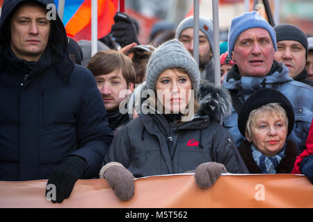 Mosca, Russia. Il 25 febbraio 2018. Candidato Dmitry Gudkov, Ksenia Sobchak (L-R in medio), il candidato presidenziale dal Grazhdanskaya Initsiativa [iniziativa civica] Partito, prendere parte in un mese di marzo in memoria del politico russo e il leader dell opposizione Boris Nemtsov alla vigilia del terzo anniversario della sua morte. Boris Nemtsov è stato ucciso il Bolshoi Moskvoretsky Bridge nella sera di febbraio 27, 2015. Credito: Victor Vytolskiy/Alamy Live News Foto Stock