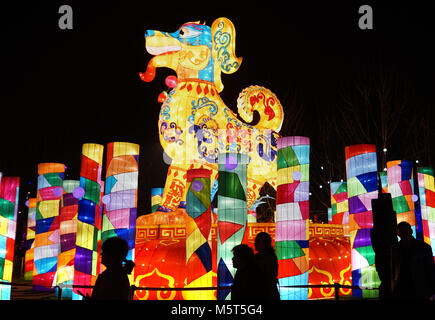 Zhengzhou, la Cina della Provincia di Henan. 26 Febbraio, 2018. I turisti di visitare una fiera di lanterna per salutare la prossima festa delle lanterne in Zhengzhou, centrale cinese della Provincia di Henan, Feb 26, 2018. Credito: Li Un/Xinhua/Alamy Live News Foto Stock