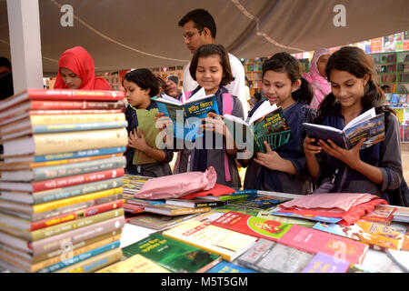 Dacca, Feb. 26. Il 1° febbraio 2018. I bambini di leggere su libri in una fase di stallo nel Amar Ekushey Boi Mela, che letteralmente significa "immortale venti prima fiera del libro,' di Dacca, capitale del Bangladesh, nel febbraio 26, 2018. Il Bangladesh più grande del mese-lungo annuale Fiera del libro sono iniziate il 1 febbraio 2018. Credito: Salim reza/Xinhua/Alamy Live News Foto Stock