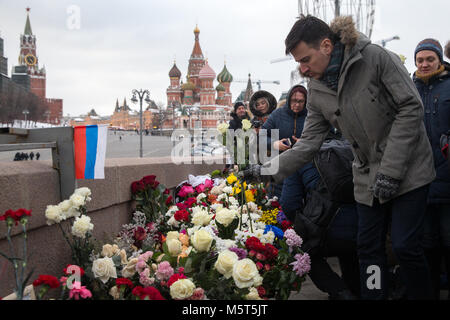 Mosca, Russia. Il 25 febbraio 2018. Persone fiori laici al posto dell'assassinio di Russo leader dell opposizione Boris Nemtsov in alla vigilia del terzo anniversario della sua morte. Boris Nemtsov è stato ucciso il Bolshoi Moskvoretsky Bridge nella sera di febbraio 27, 2015. Credito: Victor Vytolskiy/Alamy Live News Foto Stock