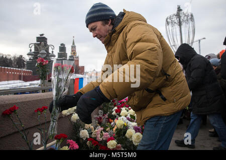 Mosca, Russia. Il 25 febbraio 2018. Persone fiori laici al posto dell'assassinio di Russo leader dell opposizione Boris Nemtsov in alla vigilia del terzo anniversario della sua morte. Boris Nemtsov è stato ucciso il Bolshoi Moskvoretsky Bridge nella sera di febbraio 27, 2015. Credito: Victor Vytolskiy/Alamy Live News Foto Stock