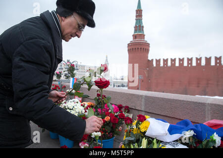 Mosca, Russia. Il 25 febbraio 2018. Persone fiori laici al posto dell'assassinio di Russo leader dell opposizione Boris Nemtsov in alla vigilia del terzo anniversario della sua morte. Boris Nemtsov è stato ucciso il Bolshoi Moskvoretsky Bridge nella sera di febbraio 27, 2015. Credito: Victor Vytolskiy/Alamy Live News Foto Stock