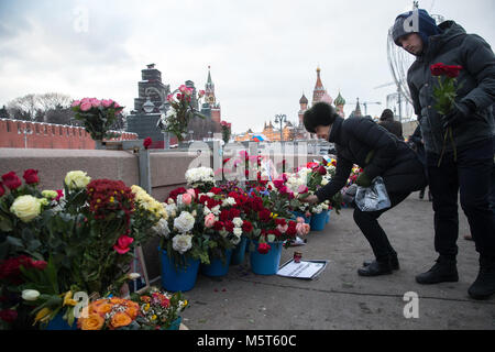 Mosca, Russia. Il 25 febbraio 2018. Persone fiori laici al posto dell'assassinio di Russo leader dell opposizione Boris Nemtsov in alla vigilia del terzo anniversario della sua morte. Boris Nemtsov è stato ucciso il Bolshoi Moskvoretsky Bridge nella sera di febbraio 27, 2015. Credito: Victor Vytolskiy/Alamy Live News Foto Stock