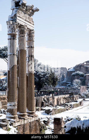 Roma, Italia. Il 26 febbraio 2018. Foro Romano dopo la rara neve nella capitale italiana. Roma ha visto la sua prima nevicata fin dal febbraio 2012, con circa da tre a quattro centimetri di fermasi sulla terra Domenica. Credito: camilla66/Alamy Live News Foto Stock