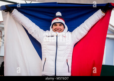 Vrchlabi, Repubblica Ceca. 26 Febbraio, 2018. Olympic silver medallist biatleta Michal Krcmar pone con bandiera Ceca durante la celebrazione con ventole in Vrchlabi, Repubblica Ceca, lunedì, 26 febbraio 2018, dopo il 2018 Olimpiadi invernali di Pyeongchang, Corea del Sud. Credito: David Tanecek/CTK foto/Alamy Live News Foto Stock