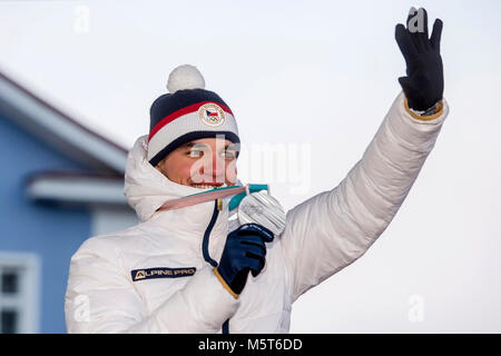 Vrchlabi, Repubblica Ceca. 26 Febbraio, 2018. Olympic silver medallist biatleta Michal Krcmar onde durante la celebrazione con ventole in Vrchlabi, Repubblica Ceca, lunedì, 26 febbraio 2018, dopo il 2018 Olimpiadi invernali di Pyeongchang, Corea del Sud. Credito: David Tanecek/CTK foto/Alamy Live News Foto Stock