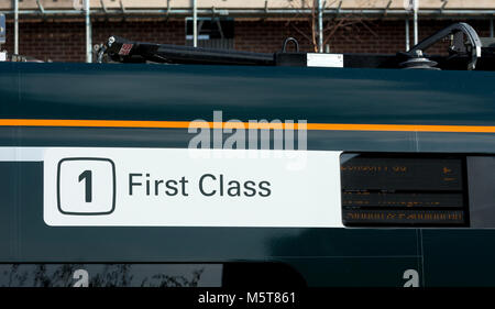 La prima sezione di classe firmare su Great Western Railway classe 800 a IET Evesham stazione ferroviaria, Worcestershire, England, Regno Unito Foto Stock