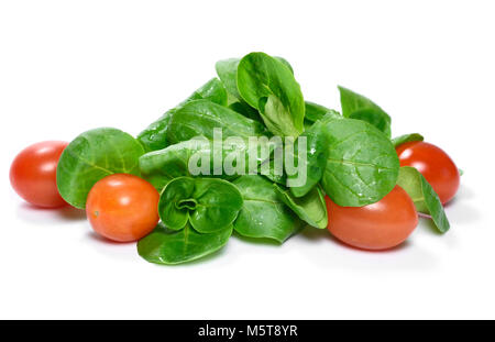 Fresca insalata di giardino con cocktail di pomodori e insalata di mais. Mangiare sano scena o diete. Insalata verde, isolato su sfondo bianco con copia spazio. Foto Stock