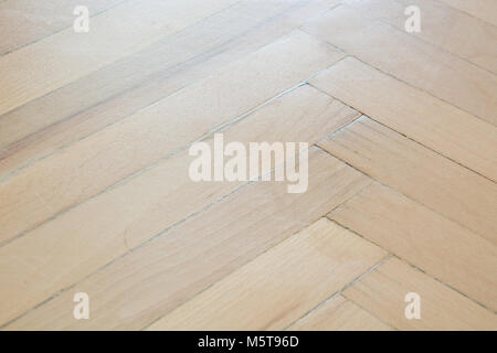 Texture in parquet. Pattern. Vecchio naturale modellato lisca di pesce di luce e buio alternati schede di parquet. Foto Stock