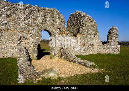 Questa chiesa normanna, che fu costruito nel XII secolo, è situato al centro di un rituale del Neolitico henge terrapieno. La chiesa del XII secolo è b Foto Stock