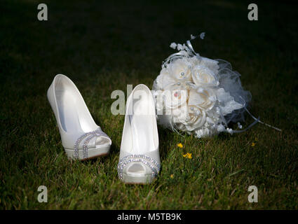 Bouquet nuziale e scarpe Foto Stock