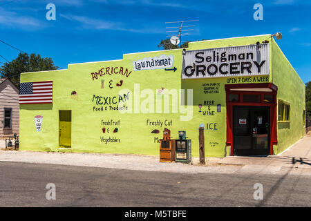 Il Seligman negozio di generi alimentari si trova sulla strada principale di Seligman, Arizona, con la sua facciata dipinta di fresco da Jo Foster Foto Stock