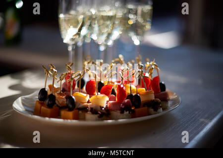 Antipasti di formaggio e verdure su spiedini Foto Stock