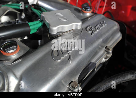 Alfa GTV con doppia camma del motore sotto il restauro in un garage di casa Foto Stock