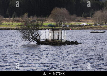 Wee casa o casa Broons sulla piccola isola in Loch Shin Lairg Scozia Marzo 2012 Foto Stock